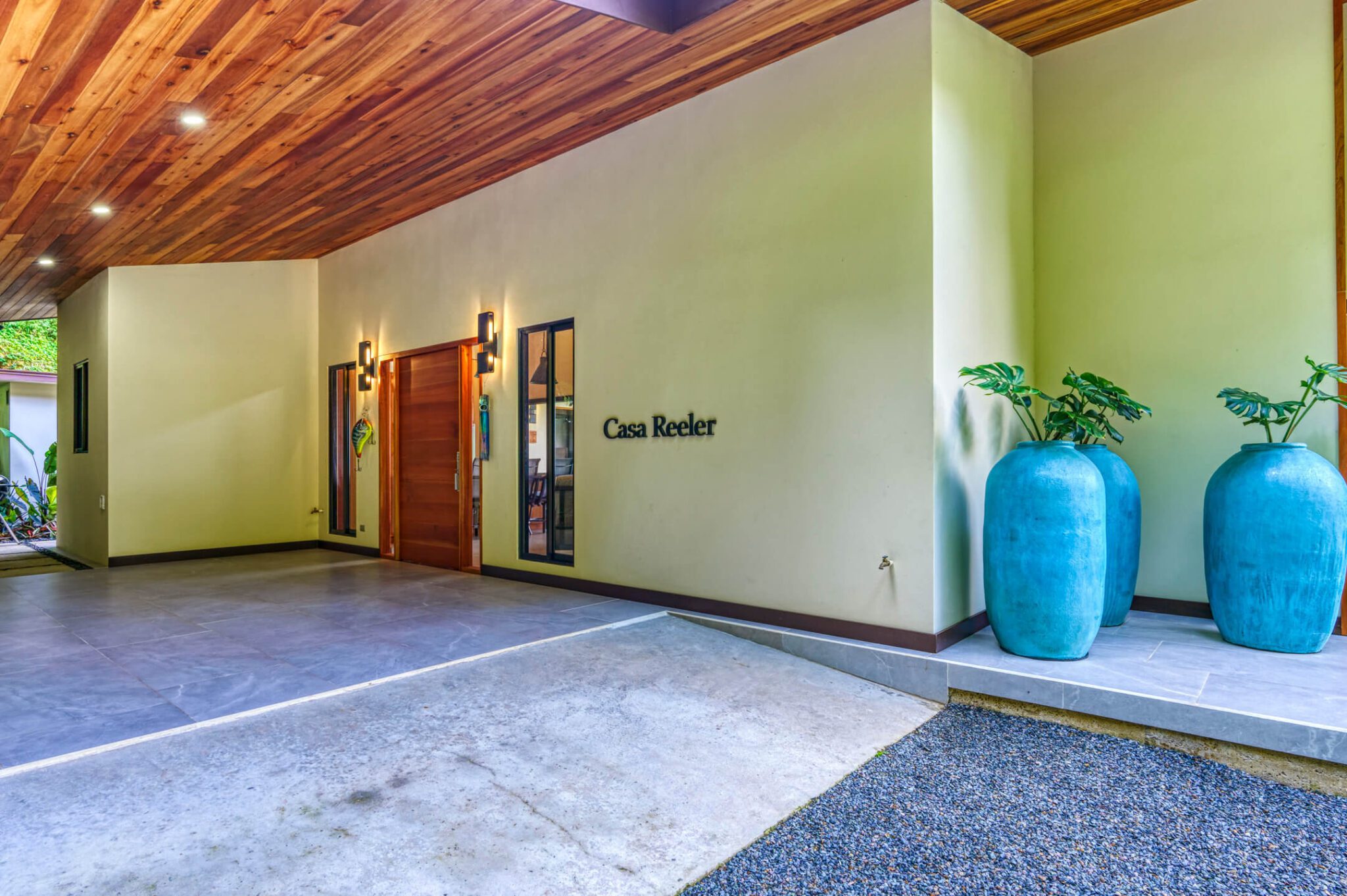 Entry-Casa-Reeler