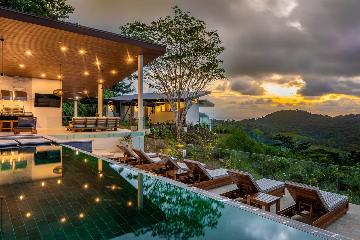 Sustainable Construction: Integrating Luxury Design with Energy Efficiency